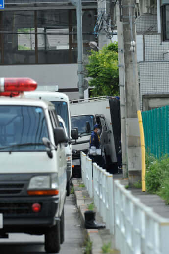 強盗事件の現場周辺を捜索する捜査員