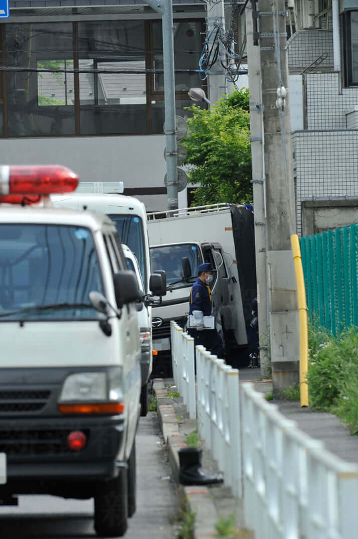 強盗事件の現場周辺を捜索する捜査員