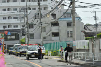 強盗事件の現場周辺を捜索する捜査員