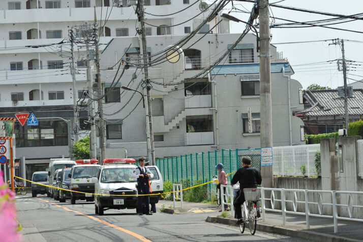 強盗事件の現場周辺を捜索する捜査員