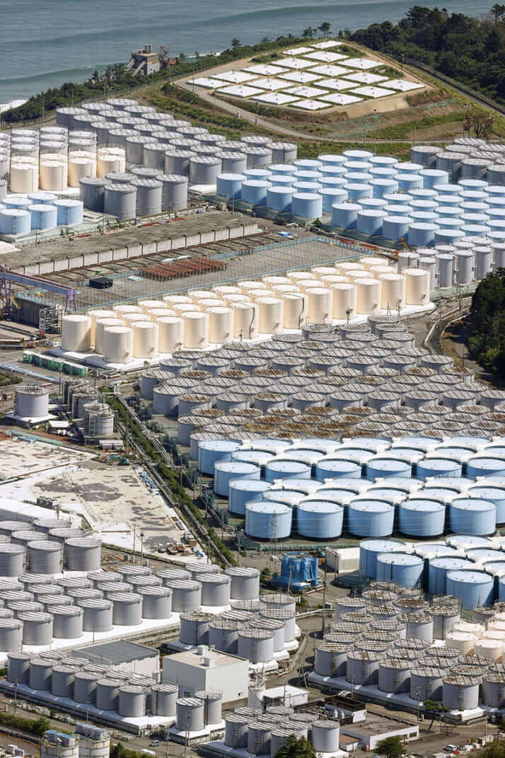 東京電力福島第1原発の敷地内に並ぶ処理水の保管タンク
