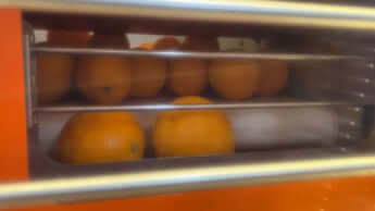 生搾りオレンジジュース自販機_4