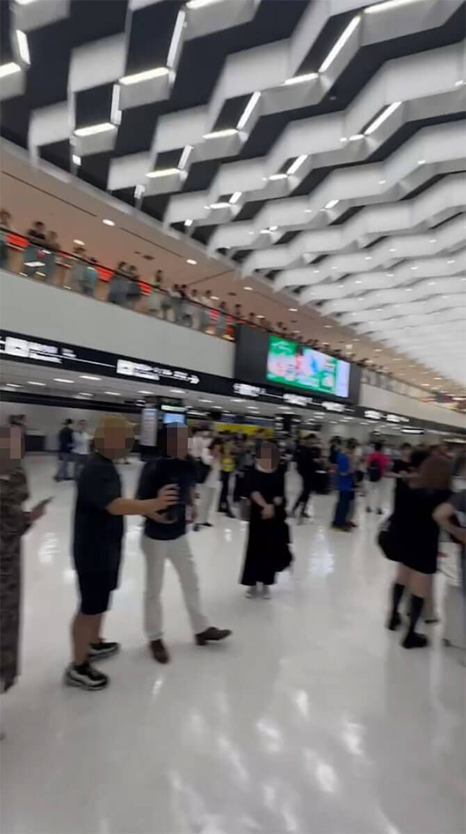 成田空港にかけつけた東谷義和（ガーシー）のファン