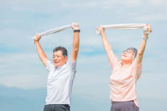 タオルで体操・ストレッチをする高齢者夫婦
