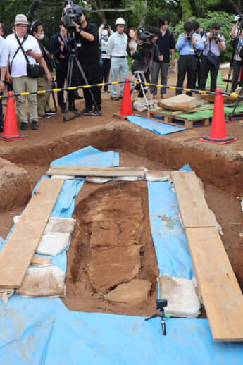 発掘された石棺墓（吉野ケ里遺跡）