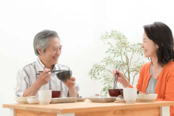 食事をするシニア夫婦