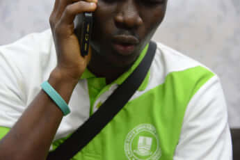 スマホで話す“ヤフーボーイ”