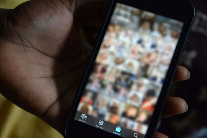 ロマンス詐欺犯が保存している大量のポルノ女優の写真