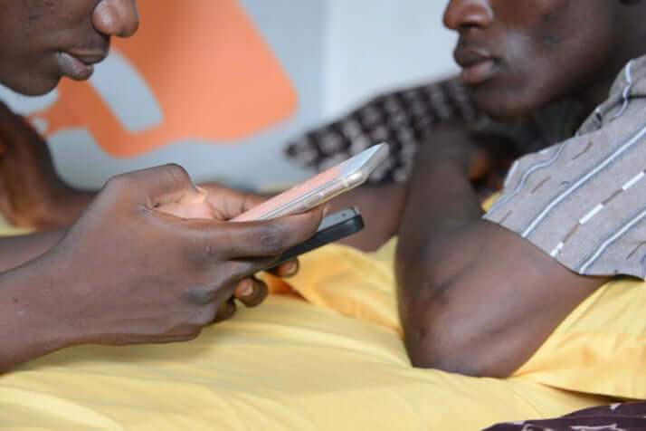 自宅でスマホを操作するヤフーボーイ