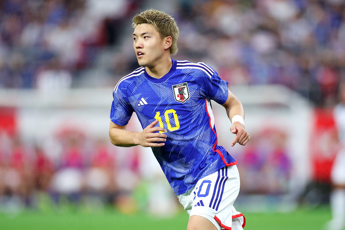 アディダス契約ではない堂安が背番号10を背負った舞台裏 なぜ久保