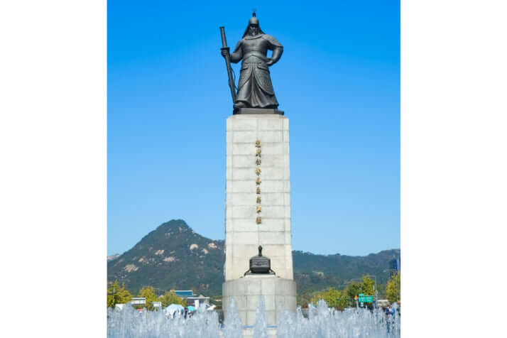 李舜臣の像（韓国・ソウル・光化門広場）