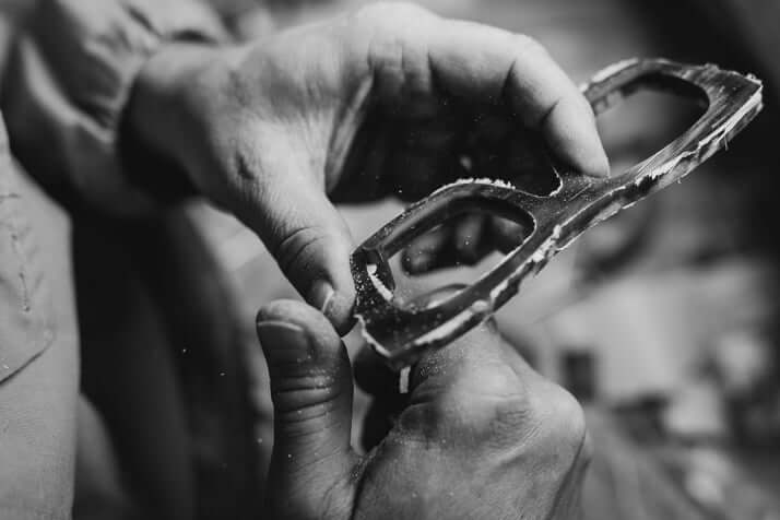 デザイナーと職人の目で眼鏡を作り続けた