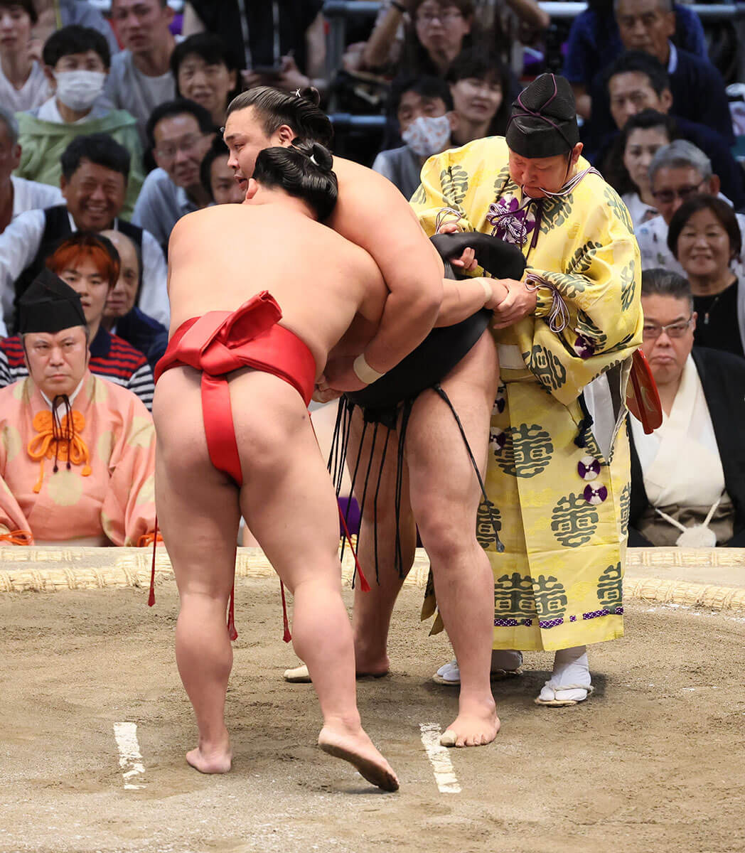 軍配が土俵に落ちる珍事も…大相撲で相次ぐ“行司”の失態 「土俵からの 軍配が土俵に落ちる珍事も…大相撲で相次ぐ“行司”の失態 「土俵からの
