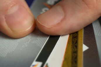 クレジットカードを持つ