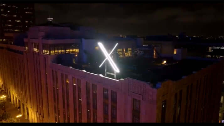 「X」の看板