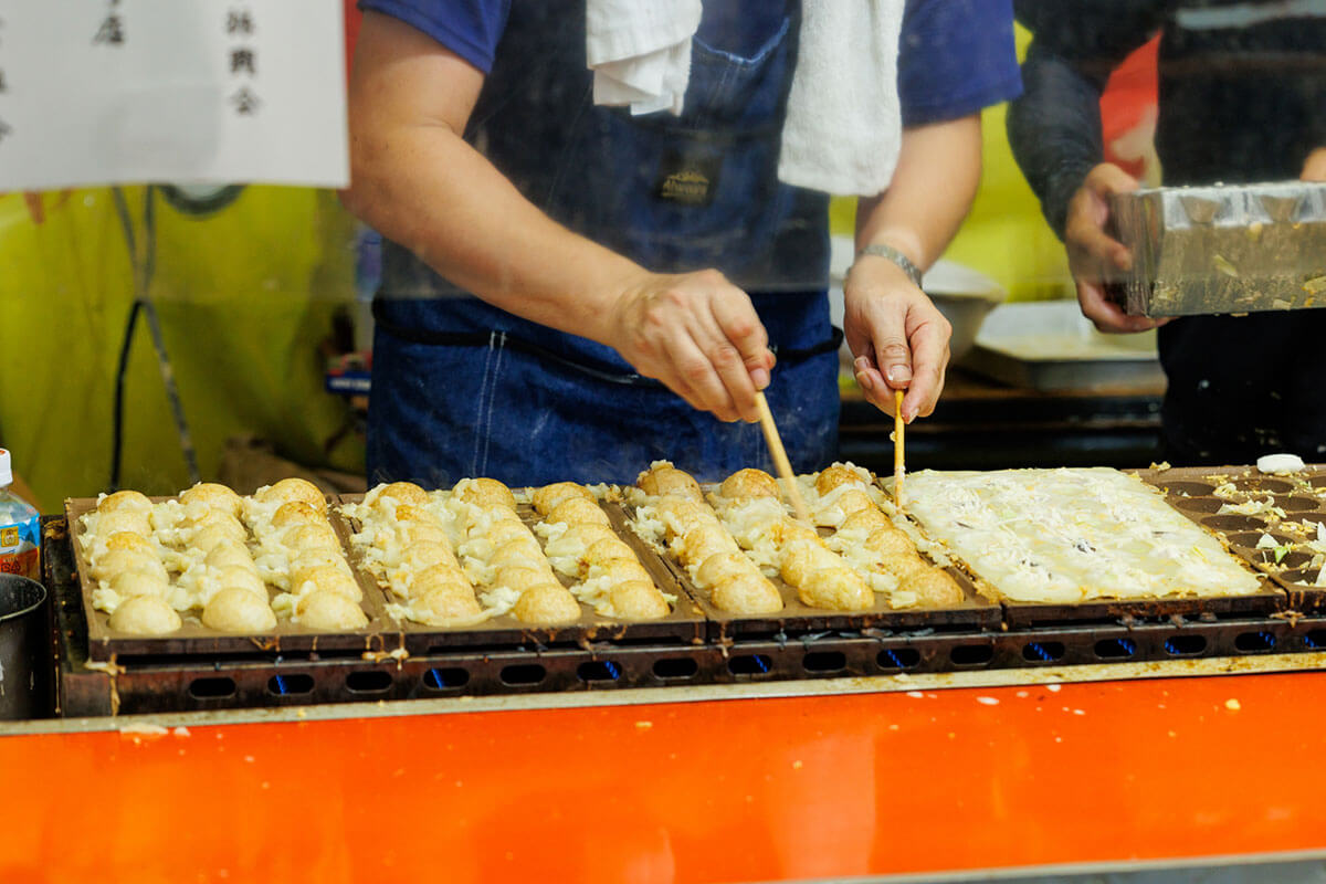 夏の風物詩「テキヤ」業界のいま たこ焼きは700円時代、空洞化が進む原因、キッチンカービジネスに参入するケースも 暴対法とは無縁の“スロー ...