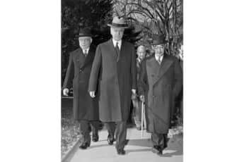 コーデル・ハル国務長官（中央）、野村大使（左）、来栖大使（右）