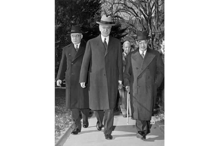 コーデル・ハル国務長官(中央)、野村大使(左)、来栖大使(右)