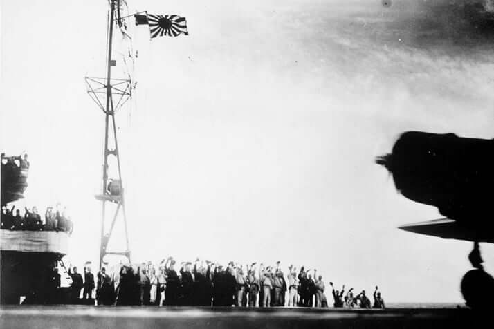 真珠湾攻撃に向け発進する日本海軍の艦載機