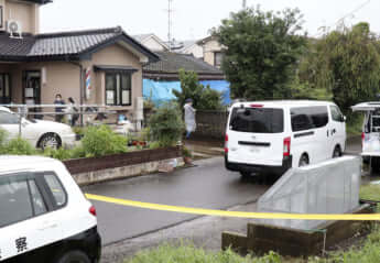 被害男性が刺された住宅（中央奥）