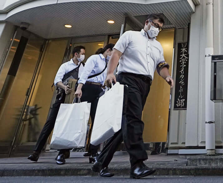 日大アメフト部の学生寮にガサ入れする警視庁の捜査員