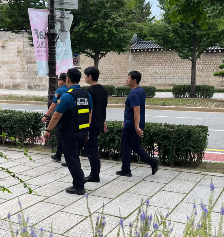ソウルの街中で警戒する警察官