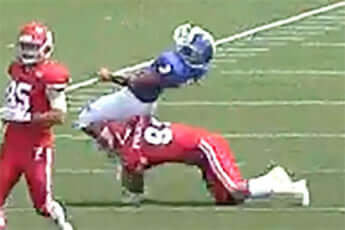 衝撃にのけぞる関学QB