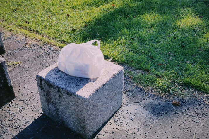 公園にゴミが放置されている　ビニール袋イメージ