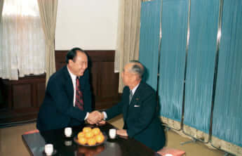 文鮮明、岸信介