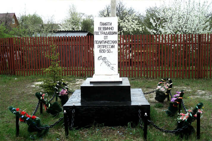 スターリンによる粛清による犠牲者を弔う墓碑