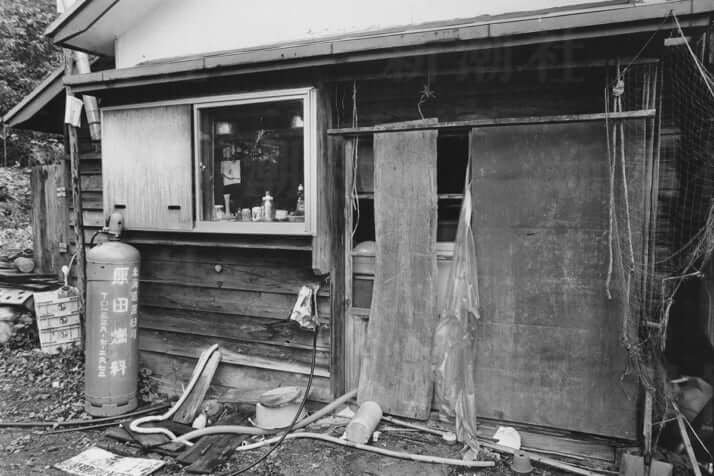 ヒグマに破壊されてしまった家屋の様子