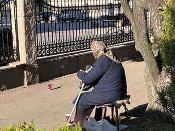 物乞いをする高齢の女性