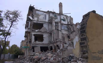 ロシア軍のミサイル攻撃で瓦礫と化した集合住宅