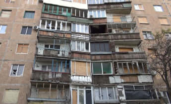 ミサイル攻撃の爆風でガラスが割れた集合住宅