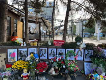 ショッピングセンターに命中したミサイルの巻き添えになったカフェ