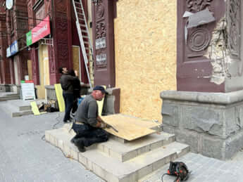 ベニヤ板で修繕する業者