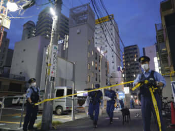 現場周辺を警戒する警察官