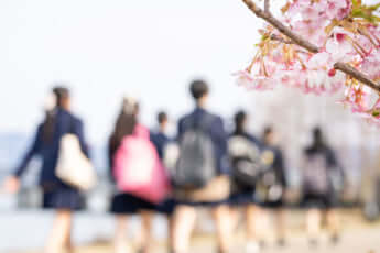 桜と高校生イメージ