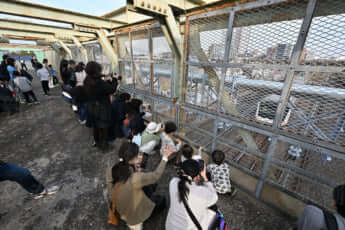 23年49号グラビア 東京・三鷹の跨線橋_3