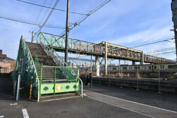 23年49号グラビア 東京・三鷹の跨線橋_4