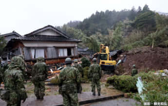 大谷地区を捜索する自衛隊員