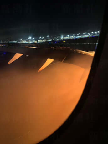 乗客が機内で撮影した様子