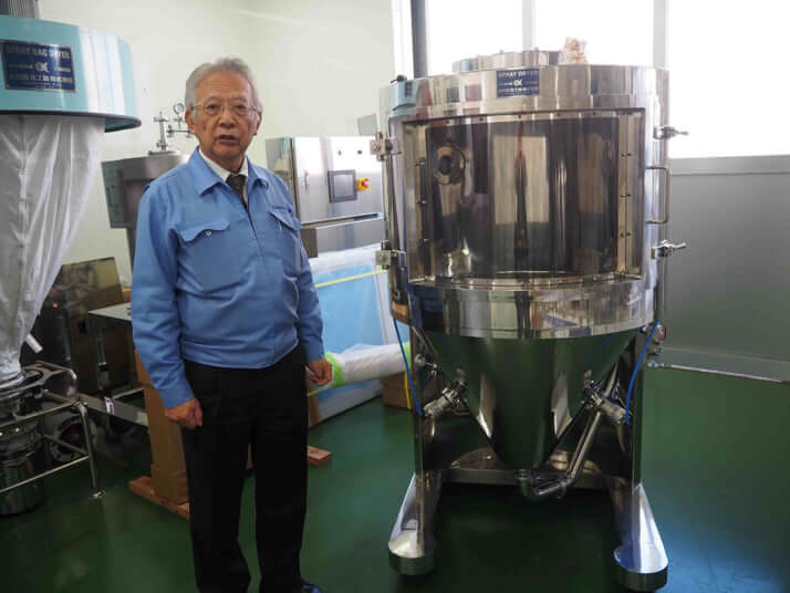 噴霧乾燥機と大川原正明社長
