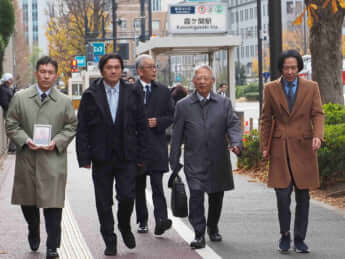 大川原正明社長、島田氏と相嶋さんの二人の息子と高田弁護士