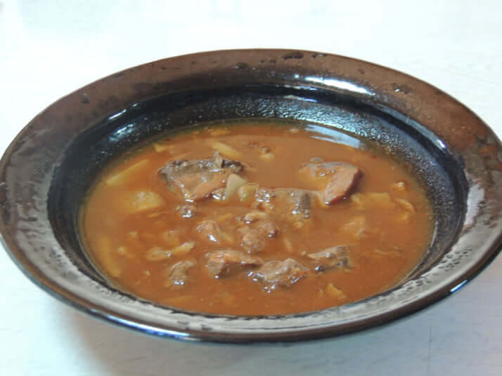 シロカワカジキの血合いと三浦産のトマトや大根などを使った「三浦シチュウ」(羽床総本店)