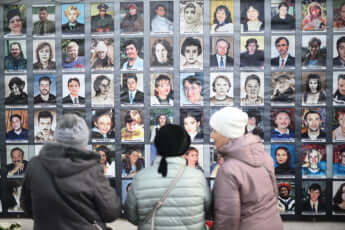犠牲者の写真を見るモスクワ市民
