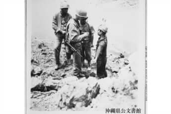 日本人捕虜のボディーチェックを行う米海兵隊