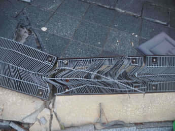 加賀屋の前のひん曲がった排水溝の格子蓋