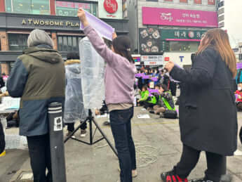 水原駅前で「女性の性を搾取し、商品化する行事開催を直ちに中止せよ 」と抗議する女性たち