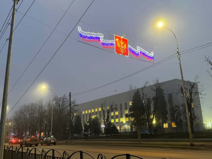 ロシア国旗とロシア国章の電飾
